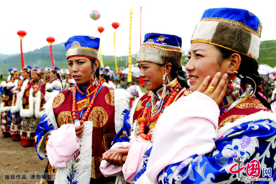 阿里普兰地区藏民服饰盛行羔皮袍，制做精细、装饰典雅。