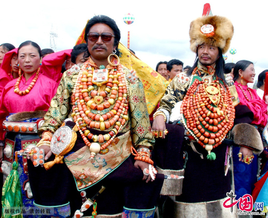 藏族服饰的最基本特征是肥腰、长袖、大襟、右衽、长裙、长靴、编发、金银珠玉饰品等。