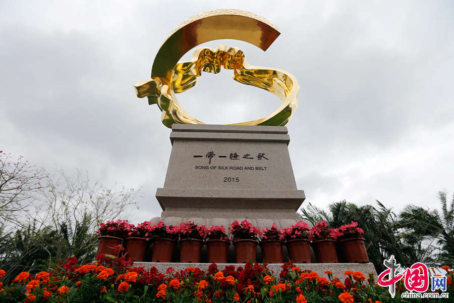 博鳌亚洲论坛二期会场门前的雕塑——《一带一路之歌》。  中国网记者 杨佳摄影
