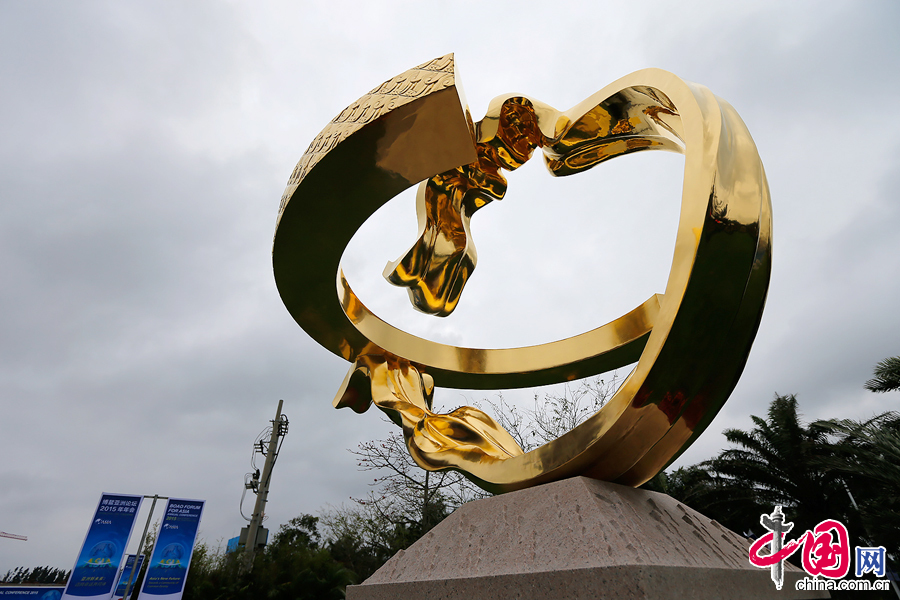 博鰲亞洲論壇二期會場門前的雕塑——《一帶一路之歌》。 中國網記者 楊佳攝影