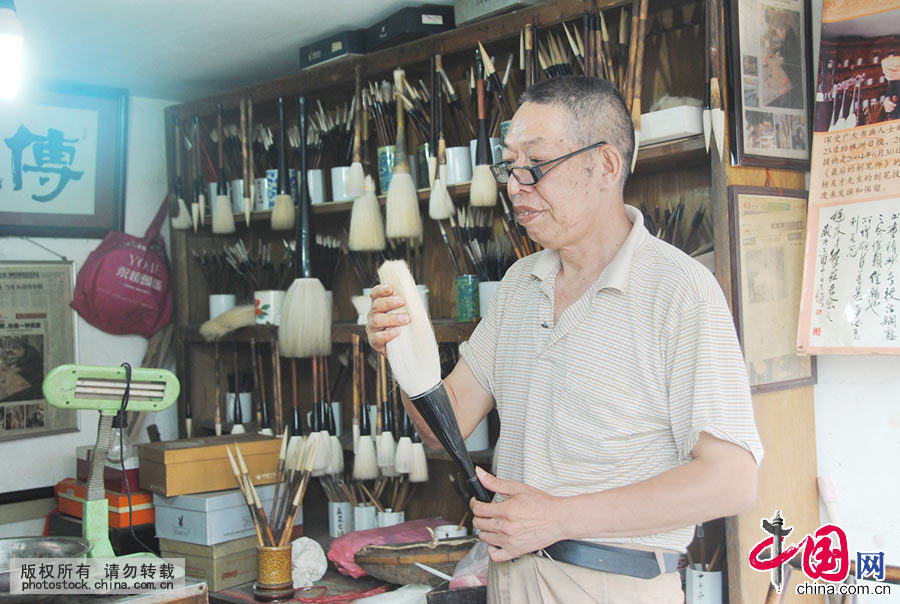 杨有才师傅出生于“毛笔世家”，他十二岁师从长辈，开始学习制造毛笔，至今已六十年了。 中国网图片库 陈瑛/摄