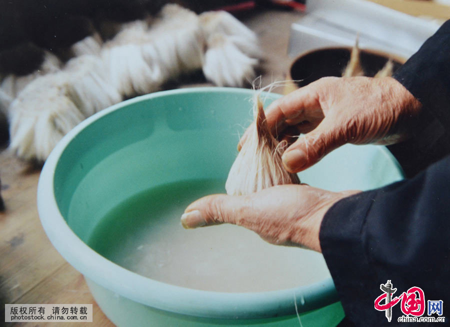 这是毛笔的制造工序之一：碱洗。中国网图片库 陈瑛/摄