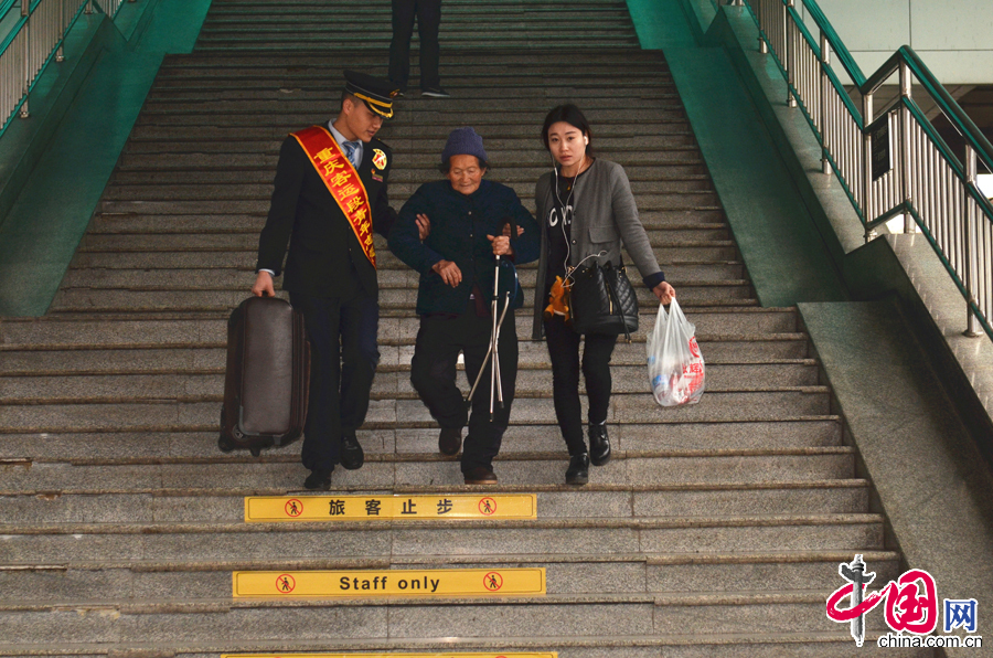     5月4日上午，重庆客运段T10次列车团员青年在重庆北站台面对鲜艳团旗，举行以“弘扬五四精神”为主题的团员宣誓活动。图为580小分队献爱心活动。