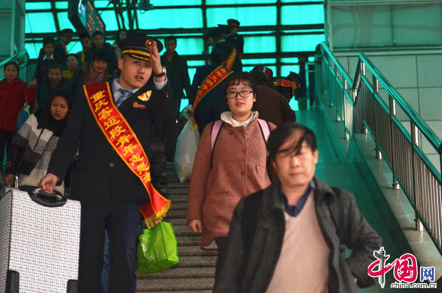     5月4日上午，重庆客运段T10次列车团员青年在重庆北站台面对鲜艳团旗，举行以“弘扬五四精神”为主题的团员宣誓活动。图为580小分队献爱心活动。