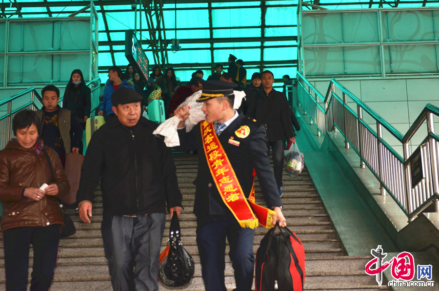     5月4日上午，重庆客运段T10次列车团员青年在重庆北站台面对鲜艳团旗，举行以“弘扬五四精神”为主题的团员宣誓活动。图为580小分队献爱心活动。
