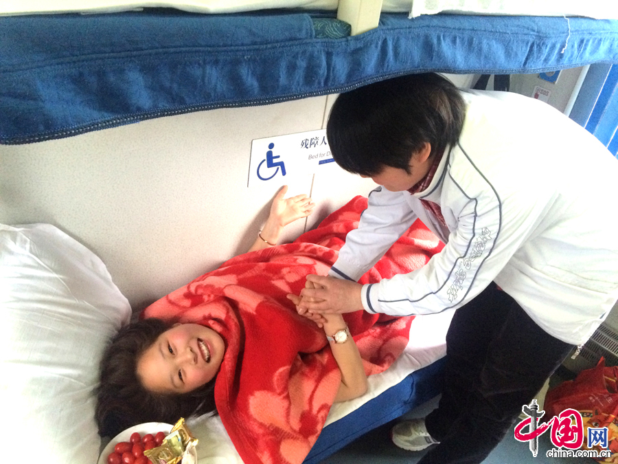   5月10日，重庆客运段K820次三门峡站时迎来了一位特殊的母女，女儿因事故导致腰部脊椎断裂，双亲用担架将女儿抬上了列车，去北京西为女儿求医。