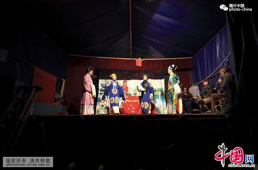 在临时搭建的戏台上，夜场社戏正式开演。中国网图片库 李瑞昌/摄