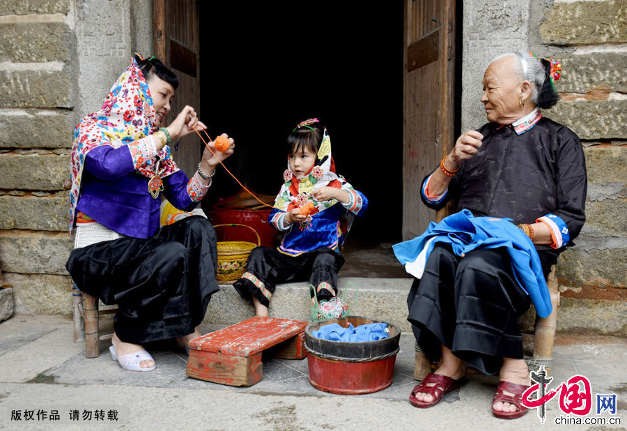 惠安女是福建泉州惠安县惠东半岛海边的一个特殊的族群，她们以奇特的服饰，勤劳的精神闻名海内外。