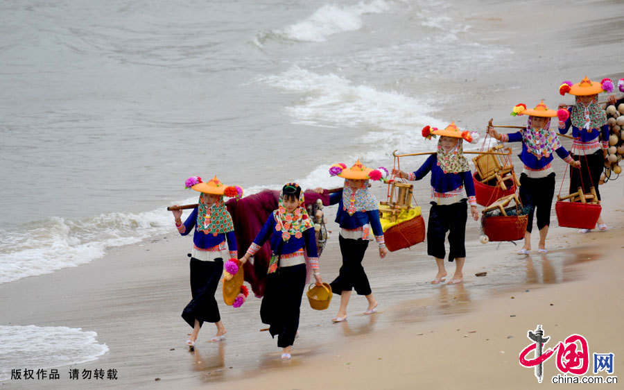 惠安女是福建泉州惠安縣惠東半島海邊的一個特殊的族群，她們以奇特的服飾，勤勞的精神聞名海內外。