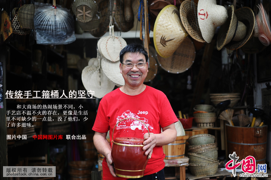 位於杭州市中山南路的建飛箍桶店，店主戚建飛今年已經63歲了，諸暨人，卻説的一口順溜的杭州話。中國網圖片庫 王川攝