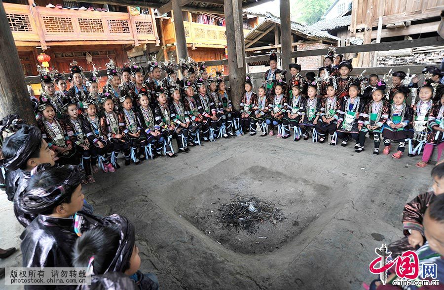     侗族大歌已有2500多年历史，是多声部、无指挥、无伴奏、自然合声的民间合唱形式，和谐独特，演唱技巧极高，在国际上被喻为“天籁之音”。中国网图片库 杨希 摄