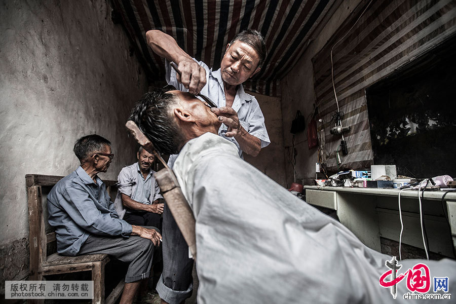     賴學賢，今年67歲，是江西驛前鎮的剃頭匠。賴學賢説，鎮裏的理髮匠都姓賴，這是這個古鎮千年流傳下來的不成文的規矩。中國網圖片庫 韓靖 攝