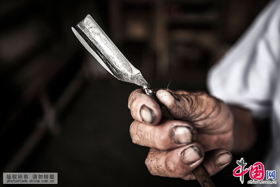 这把刀是赖学贤学艺的时候买的，当时买的时候只要几毛钱，到现在这把刀他已经用了50多年。中国网图片库 韩靖 摄
