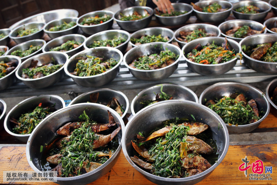 侗族的烧鱼，历来以其味道鲜，嫩，香，美著称，而且吃法新颖别致，饶有风味。中国网图片库 张晖摄