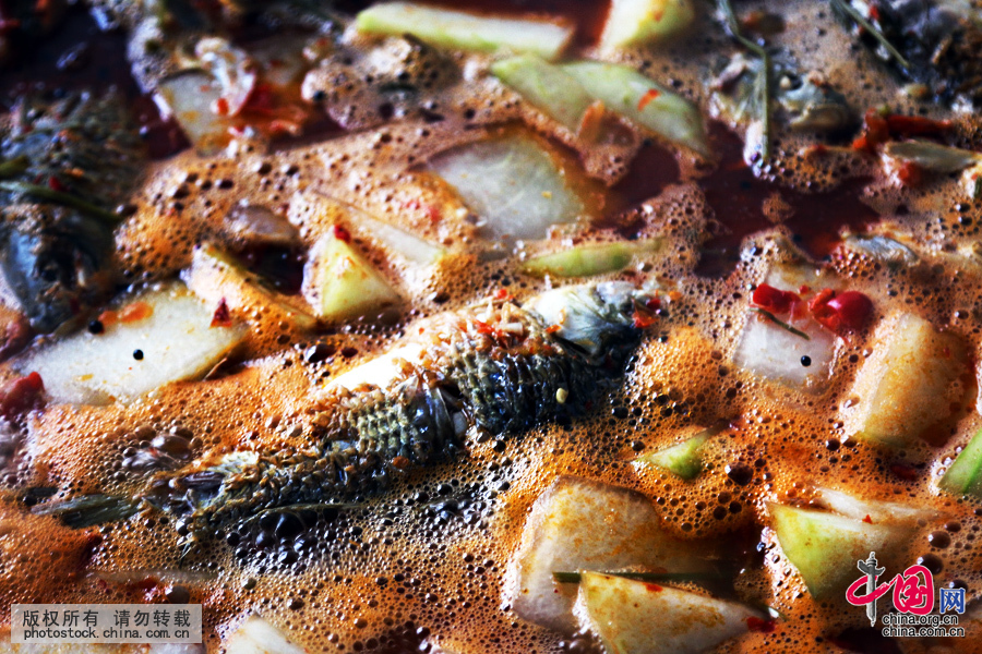     炕鱼，侗语称bal kangp，是加酸汤煮成的。酸汤是侗家喜欢的一种作料。每天将泡糯米的水煮沸倒入坛中，放在火塘边上，低温沤成酸水，称为酸汤。加酸汤煮出的豆腐、青菜、鲜鱼等味道鳟美，清爽开胃。