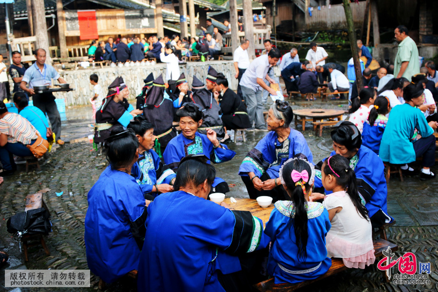  在村民们商定的“烧鱼节”当天，全村人聚在田边一起烧鱼吃，庆祝今年丰收，并相互祝福来年都有好收成。中国网图片库 张晖摄