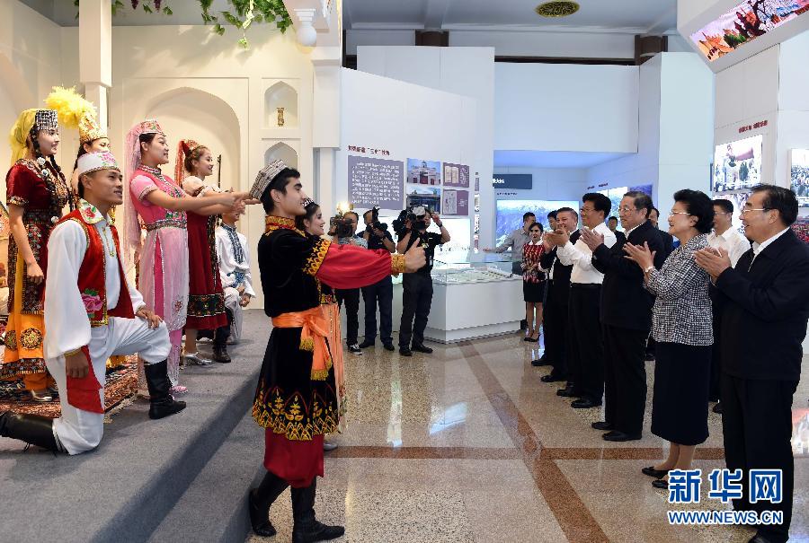 （XHDW）俞正声参观新疆维吾尔自治区成立60周年成就展