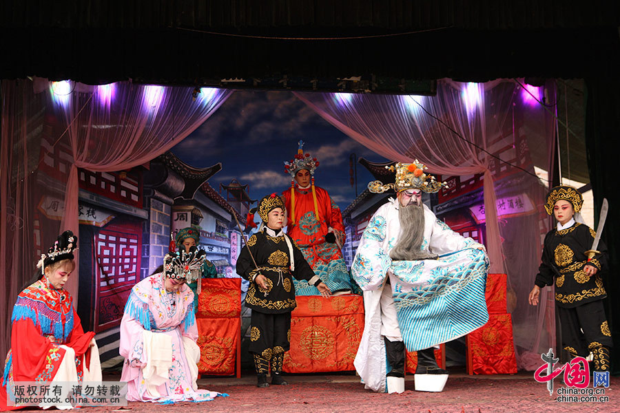 11月9日，安徽省蒙城县三义镇岗河村，简易舞台上，洪敏泗州戏剧团在为当地群众演出泗州戏《刘荣铡太师》。