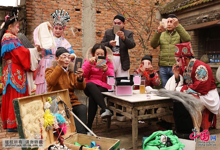11月9日，安徽省蒙城县三义镇岗河村，洪敏泗州戏剧团的演员在当地农家小院化妆准备为群众演出。中国网图片库 胡卫国 摄 