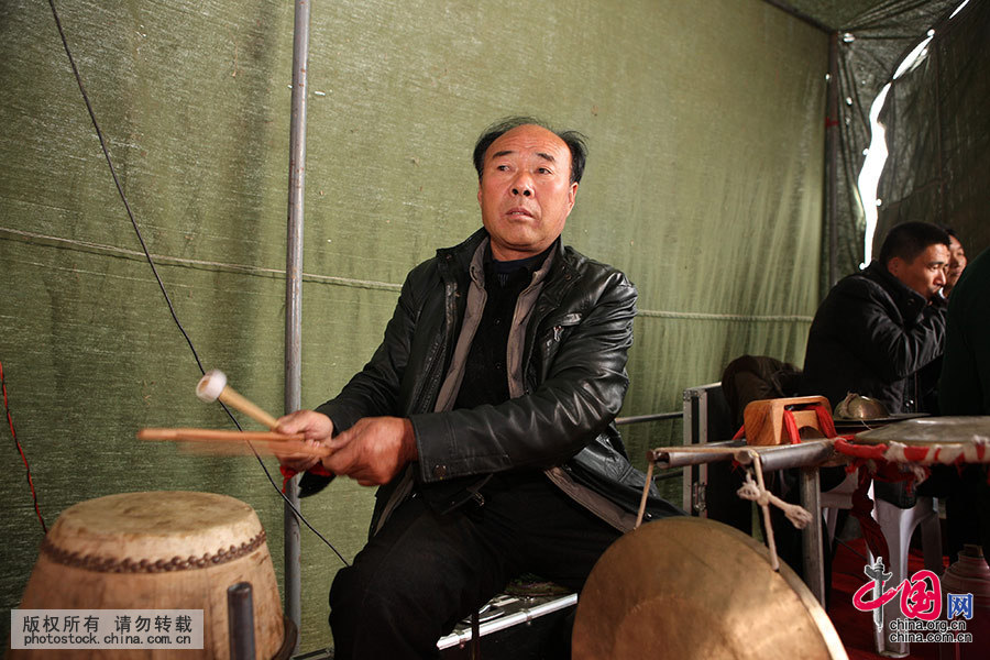 11月9日，安徽省蒙城縣三義鎮崗河村，泗州戲劇團演出時，朱洪敏在伴奏樂隊中擔任重要的角色。中國網圖片庫 胡衛國 攝　