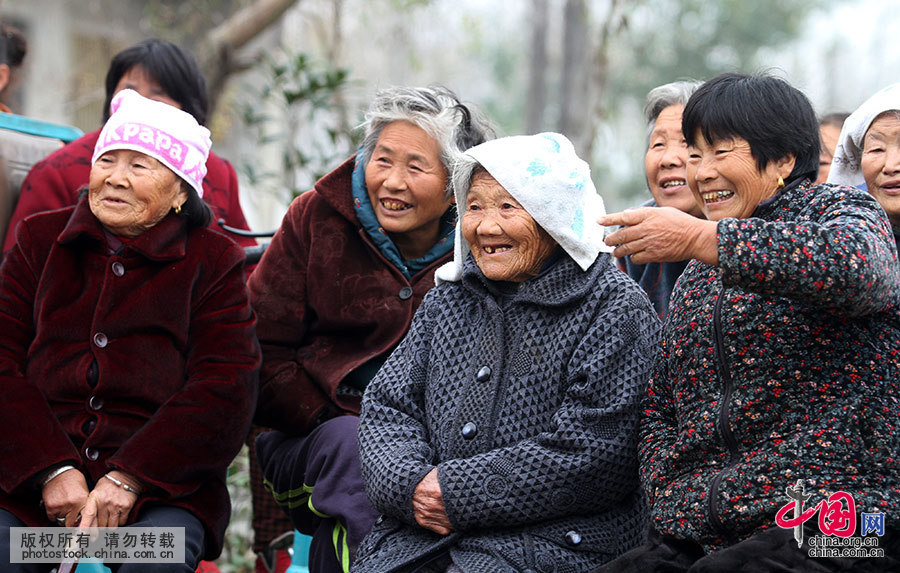 11月9日，安徽省蒙城县三义镇岗河村，一些老年戏迷被洪敏泗州戏剧团的精彩演出所吸引。中国网图片库 胡卫国 摄