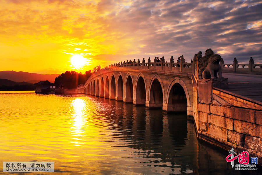 夕阳下的十七孔桥。十七孔桥是古代汉族桥梁建筑的杰作。它位于北京市西郊颐和园内，是连接昆明湖东岸与南湖岛的一座长桥。中国网图片库 杨东摄