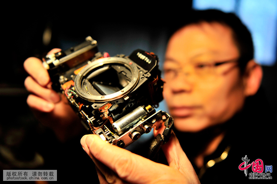  詹師傅説，他從小都很喜歡相機，經常拆開研究相機的內部結構，隨著經手、拆解的相機越來越多，他表示，雖然相機光學原理簡單，但各廠牌、各型號的相機內部構造卻不盡相同，越鑽研越有趣。