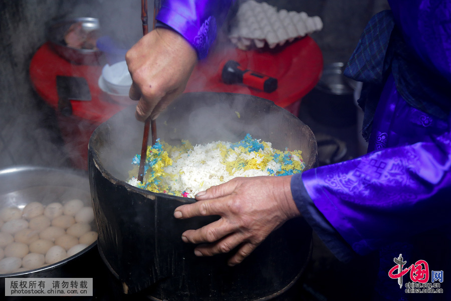 田跃华老人便开始准备祭鼓，老人的妻子在精心蒸煮祭鼓用的糯米饭。中国网图片库 张晖 摄