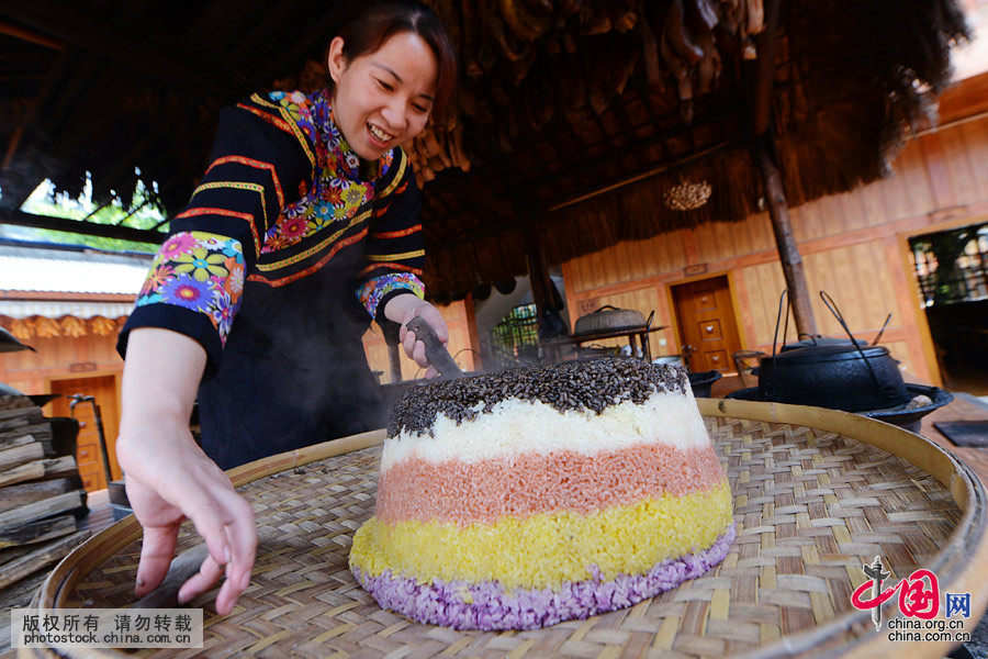  五色香糯米飯是古代壯族人民對“五方”、“五色”、“五行”的圖騰觀念的崇拜和信仰