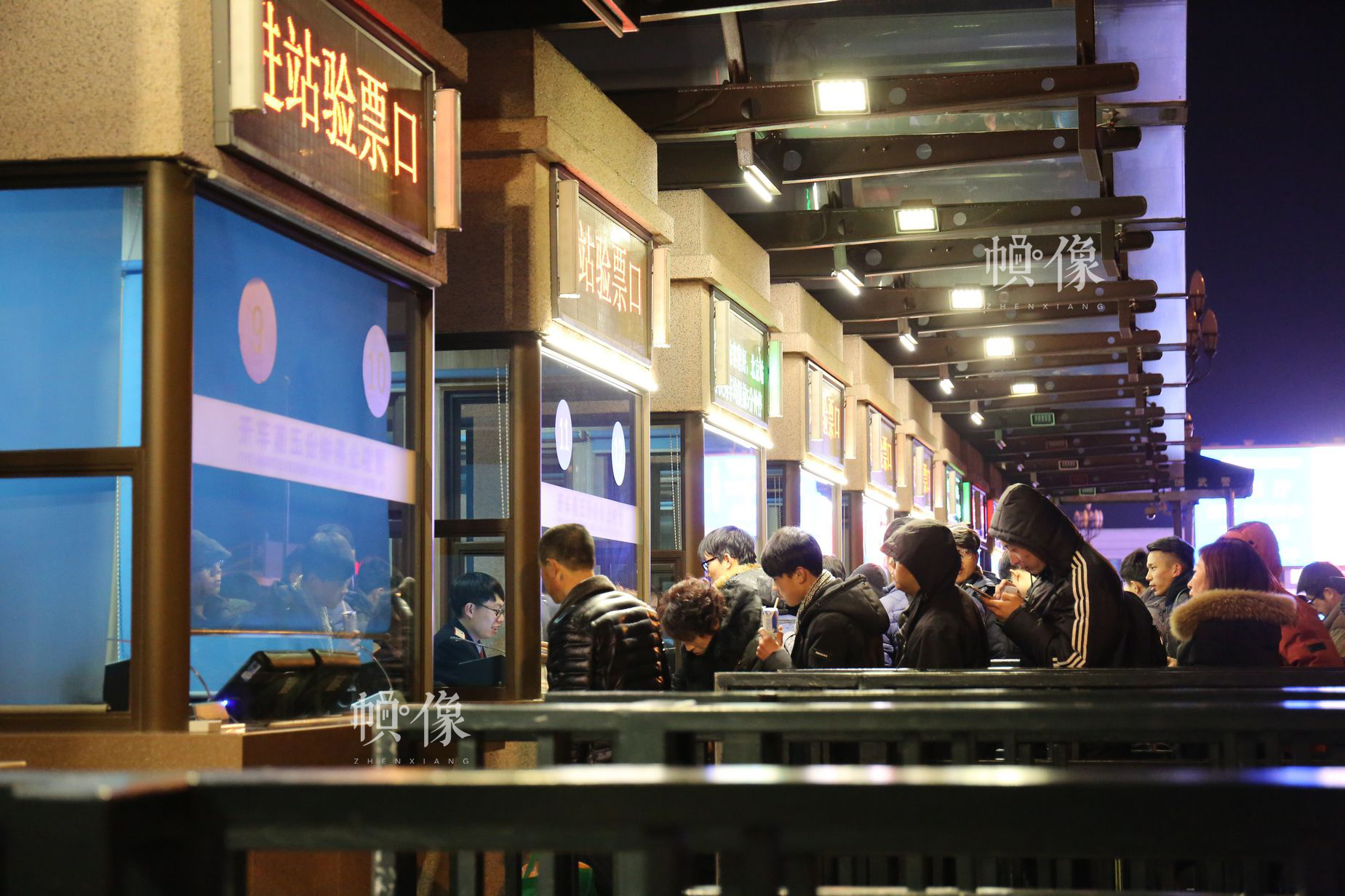 2017年春运拉开帷幕，北京火车站夜晚灯火通明。中国网 王梦泽 摄