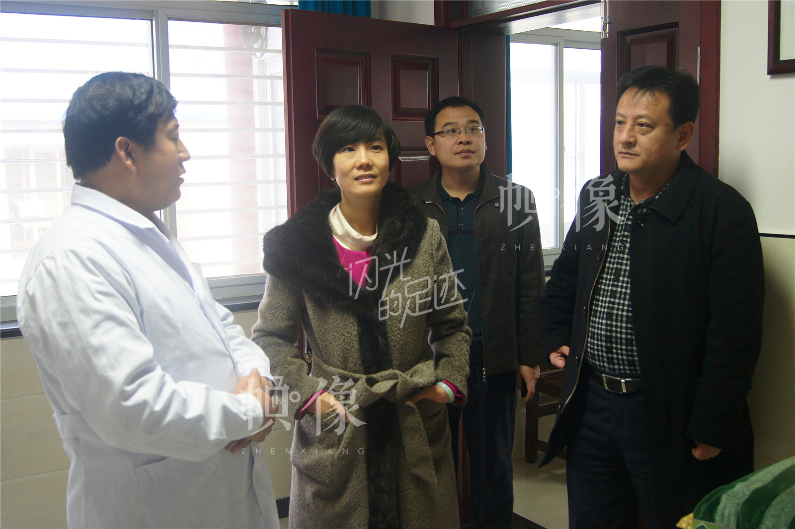 2013年12月，副区长曹蕾、卫生局局长杨冬立指导卫生室工作。（北京金海老年服务中心供图） 