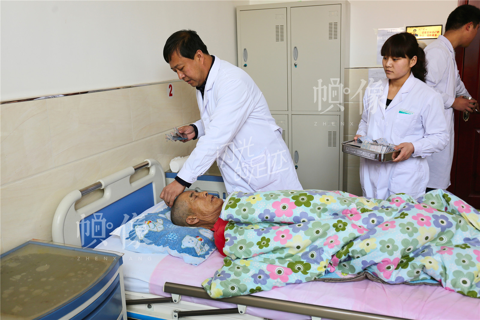 “医养结合”是张坊镇金海养老中心的特色内容，王金海每天上午例行查房后都会为患者做针灸治疗。中国网记者 黄富友 摄
