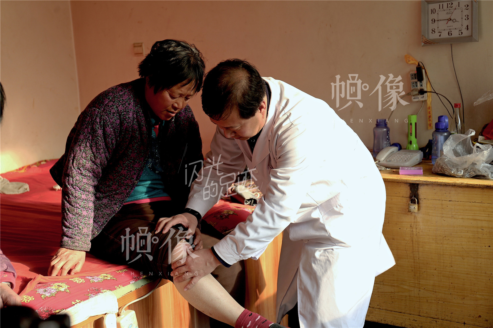 王金海为周景荣检查完身体后，也为周景荣的邻居古秀玲免费检查。中国网记者 黄富友 摄
