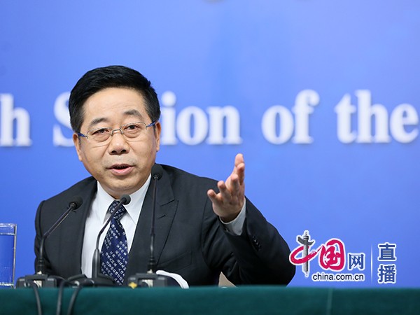 教育部部长陈宝生回答记者提问。