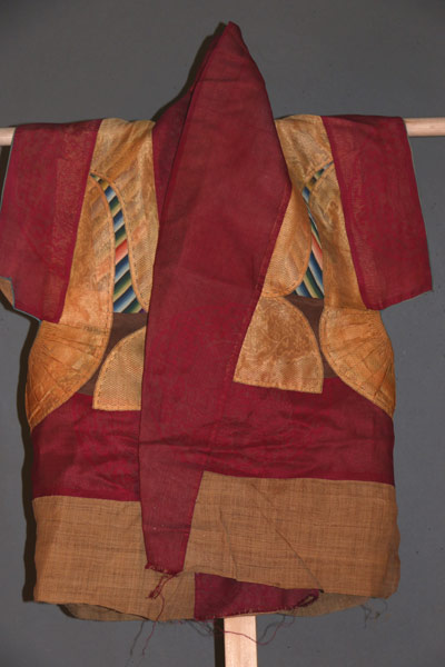 清黄纱绣团龙纹戒衣