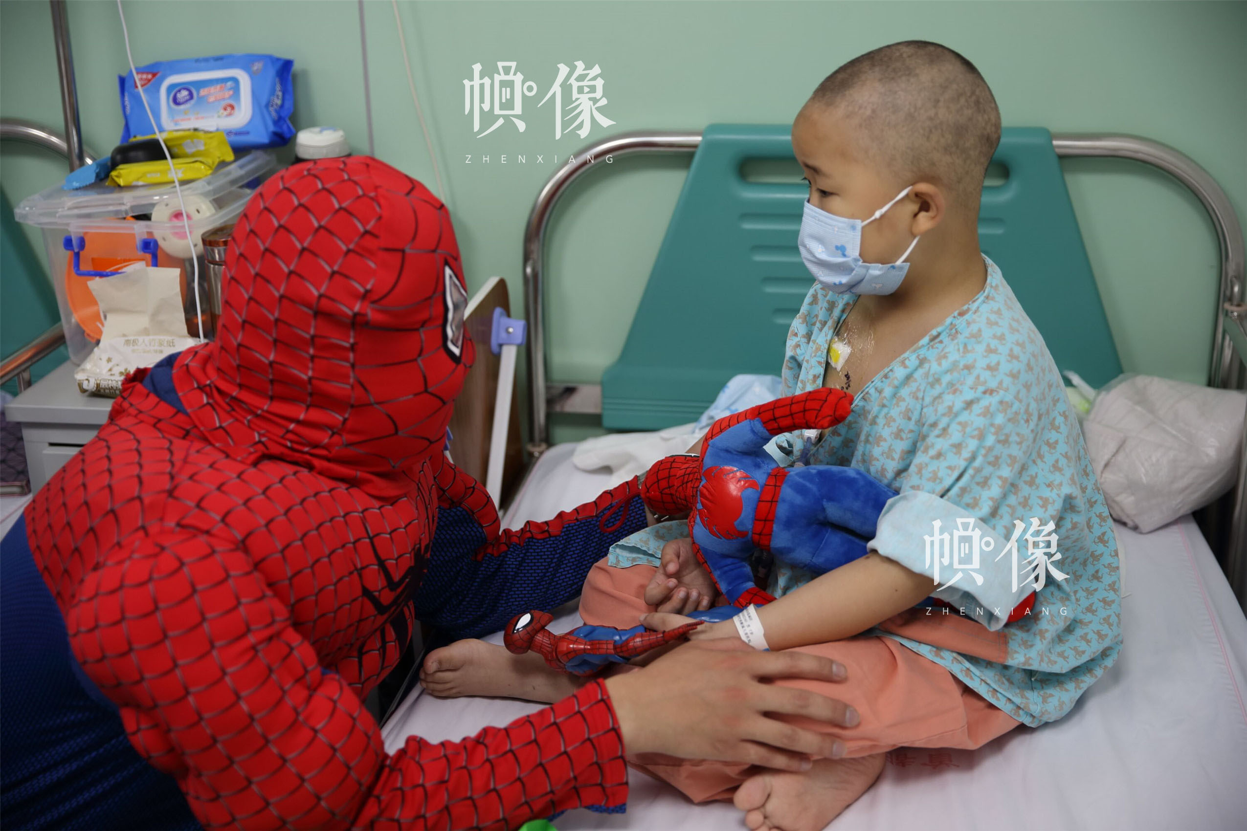 2017年5月26日，北京首都儿科研究所，“你是我的英雄”活动结束后，男护士季长绪穿着“蜘蛛侠”的衣服，来到病房看望天佑。他说，看到孩子的难受，看到孩子的坚强，自己很受启发。季长绪希望通过自己的工作，鼓励孩子们如心中的英雄人物一般，勇敢面对人生中暂时的艰难时刻。中国网记者 陈维松 摄