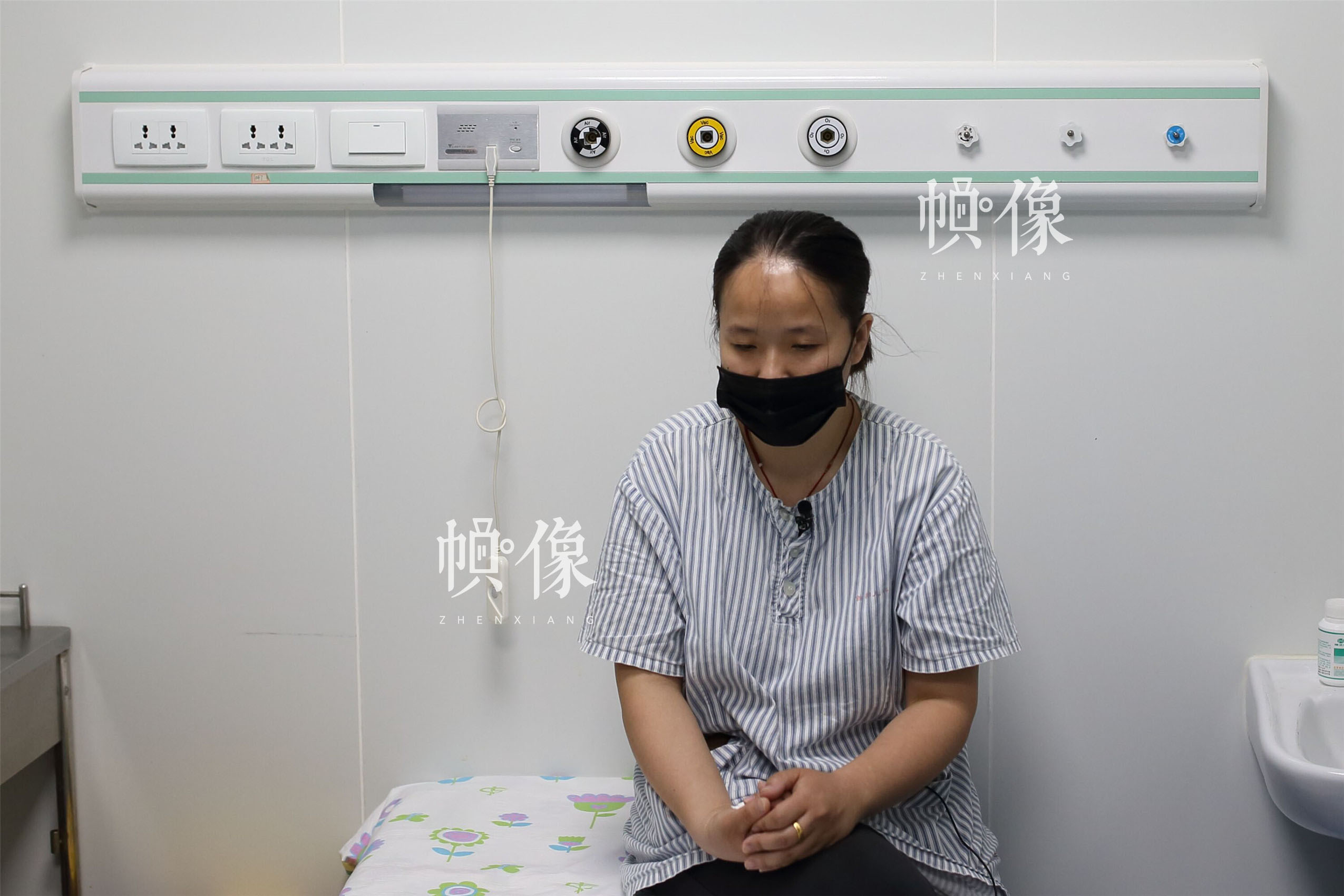 2017年5月24日，北京首都儿科研究所，天佑的母亲海燕说，“都说白血病不是不治之症，我想肯定能给他治好。”从天佑确诊至今仅一个月时间，本就不富裕的一家已花费12万元，目前又向亲戚借款30万元。白血病需要2-3年治疗，所需治疗费用为10-30万，造血干细胞移植的费用为30-100万。中国网记者 陈维松 摄