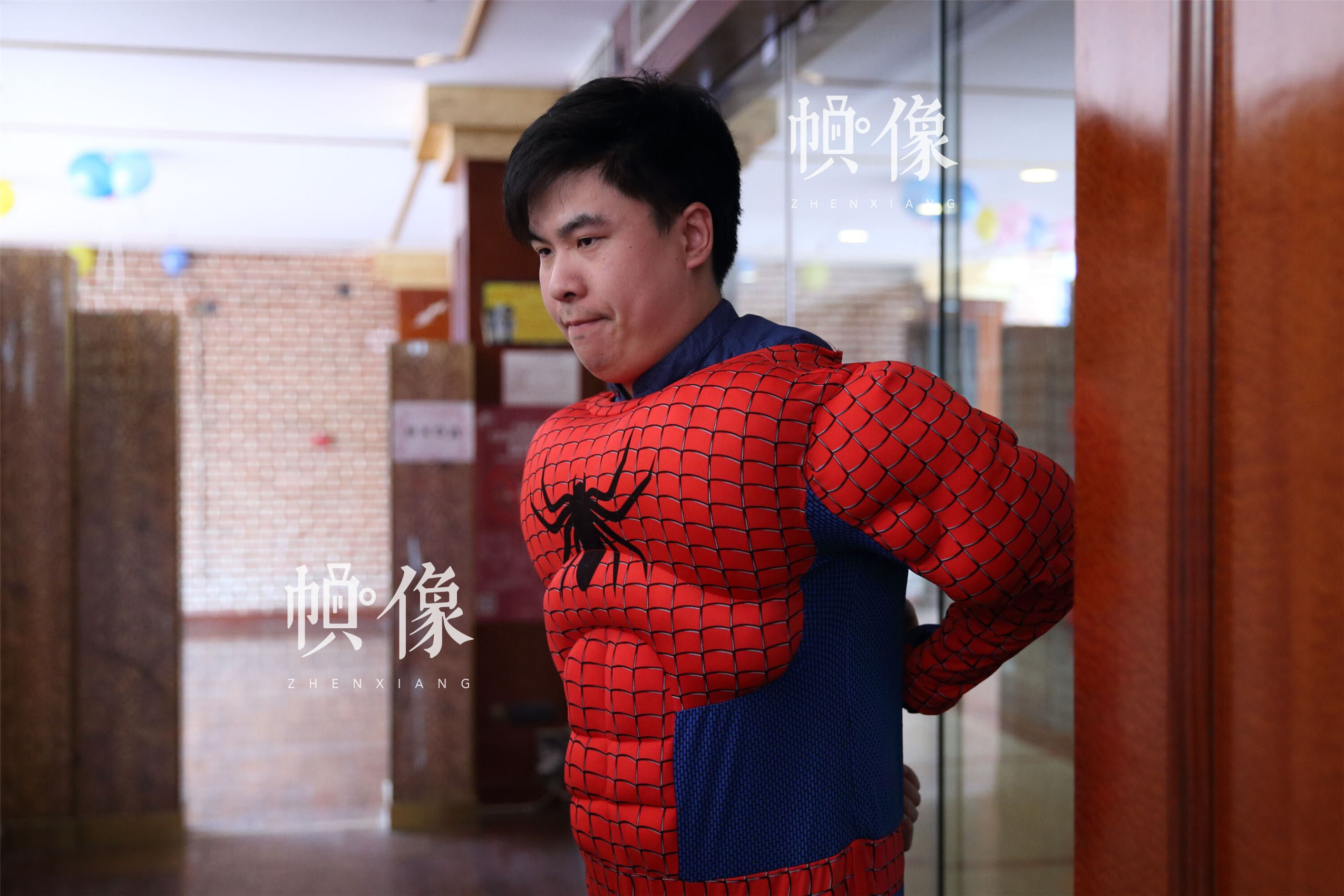 2017年5月26日，北京首都儿科研究所，男护士季长绪扮演“蜘蛛侠”。季长绪是首儿所医院手术室的第一批男护士之一，已成为手术室的技术骨干。当天，医院为白血病患儿举办了“你是我的英雄”儿童节公益活动。中国网记者 陈维松 摄