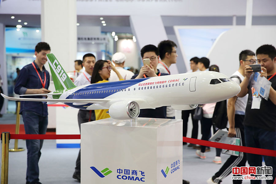 2017年6月8日，北京中国国际展览中心，中国商飞展示C919大型客机模型。C919大型客机是我国拥有自主知识产权的中短程商用干线飞机，今年5月5日在上海成功首飞。6月8日-10日，以“科技引领·融合创新”为主题的第二十届中国北京国际科技产业博览会在北京举行。中国网记者 陈维松 摄