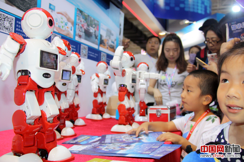 北京科博会上，智能机器人最受小朋友的喜爱。6月8日-10日，以“科技引领·融合创新”为主题的第二十届中国北京国际科技产业博览会在北京国际展览中心举行。中国网记者 苏向东 摄
