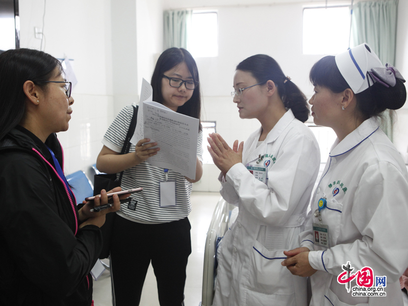 禄丰县人民医院工作人员接受记者采访