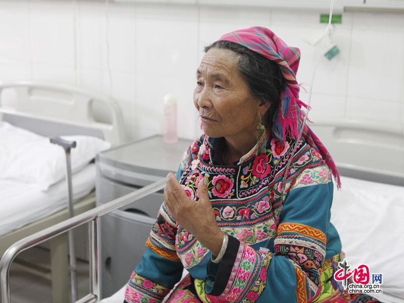 禄丰县人民医院住院病房里一位老人向记者描述住院情况