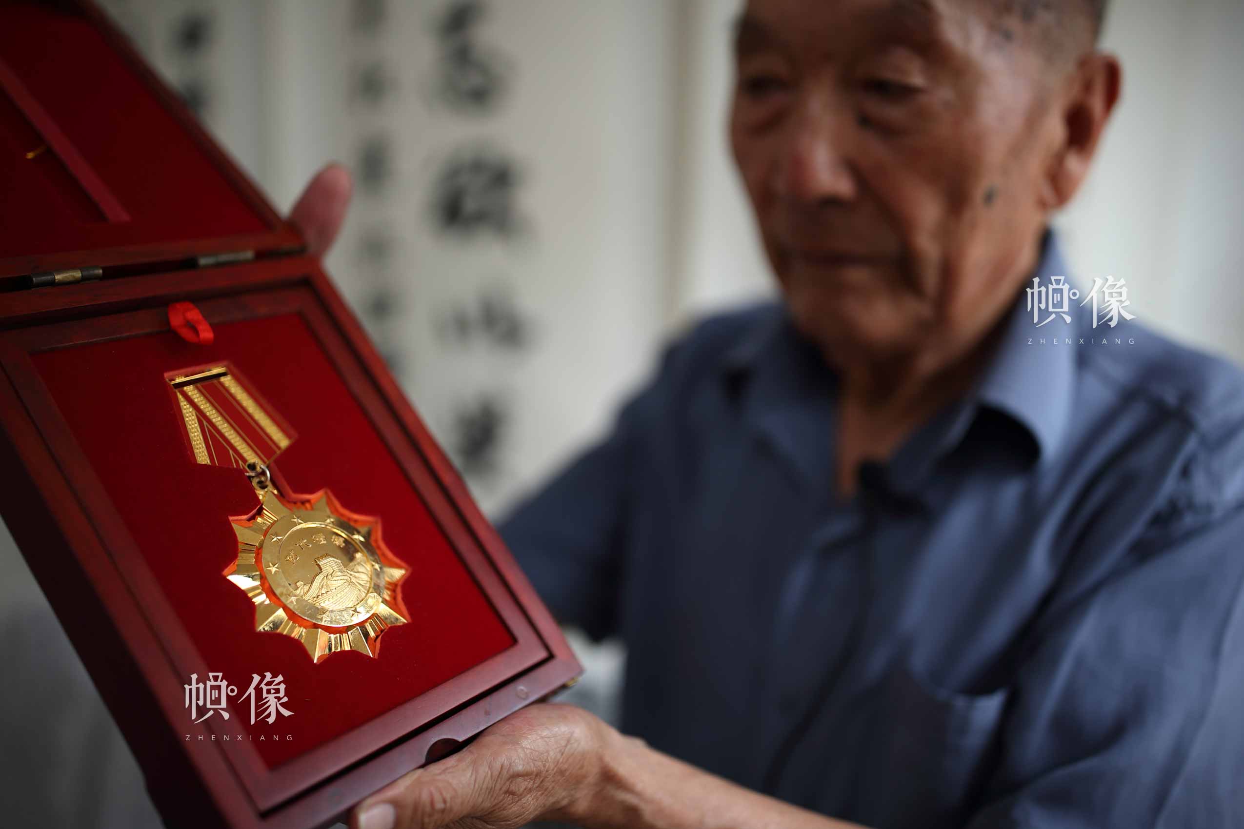 2015年，为纪念中国人民抗日战争暨世界反法西斯战争胜利70周年、弘扬抗战精神，中宣部向郑福来颁发了“时代楷模”纪念章和荣誉证书。中国网记者 陈维松 摄 