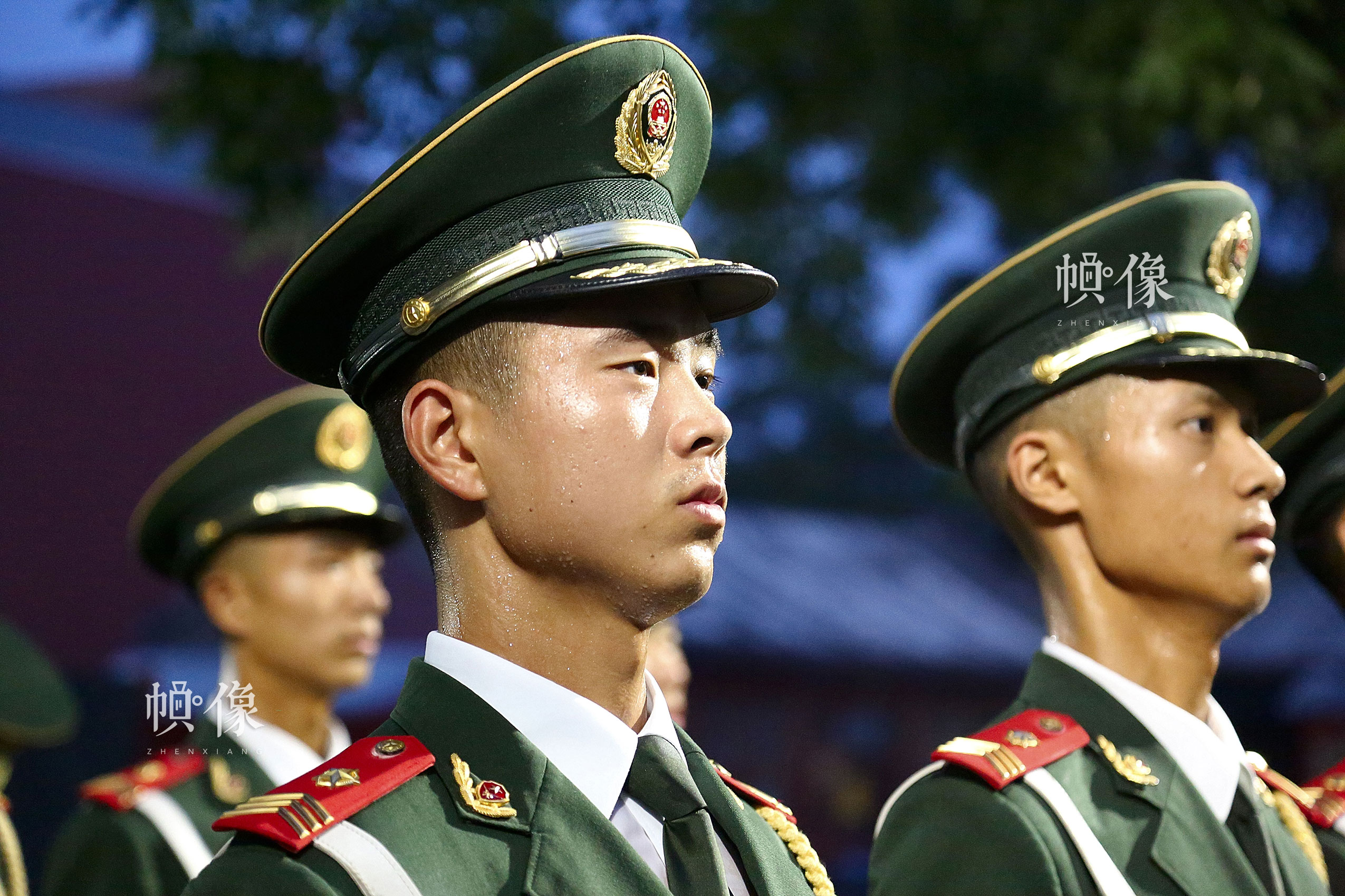 2017年7月28日，北京，武警天安門警衛支隊國旗護衛隊隊員升旗前熱身訓練汗流浹背。中國網記者 黃富友 攝