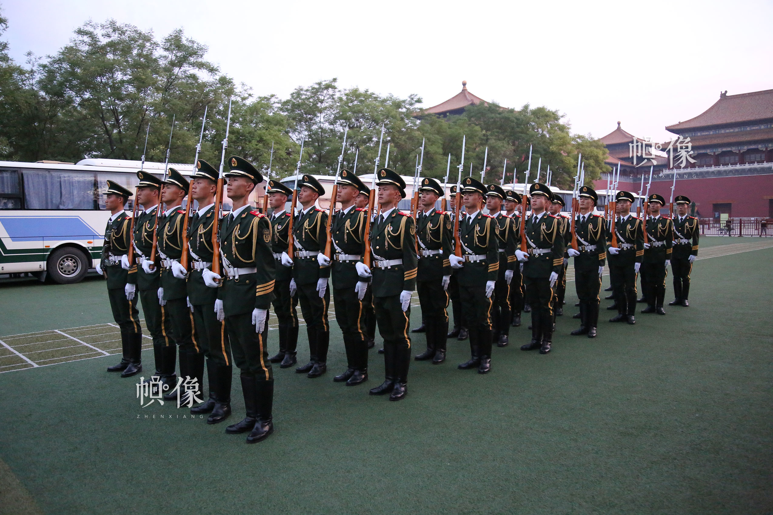 2017年7月28日,北京,国旗护卫队员进行操枪训练