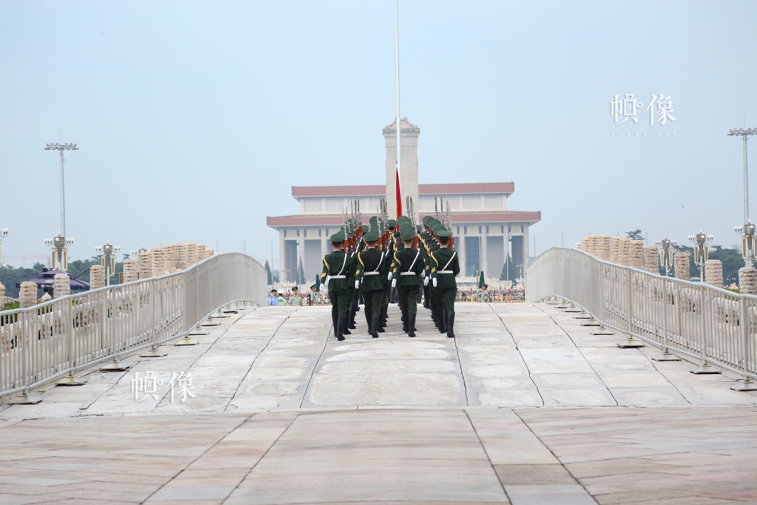 2017年7月28日，北京，國旗護衛隊走上金水橋，執行升旗任務。中國網記者 黃富友 攝