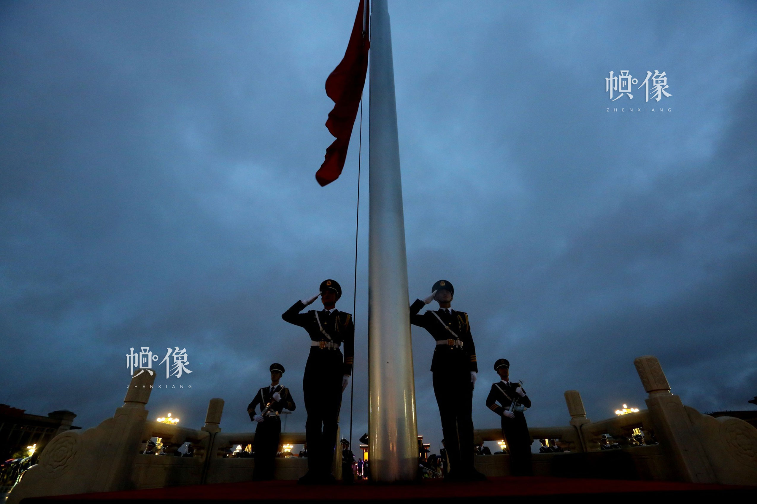 2016年7月21日，北京地區強降特大暴雨，武警天安門警衛支隊國旗護衛隊隊員不懼風雨圓滿完成天安門廣場降旗任務。李超供圖