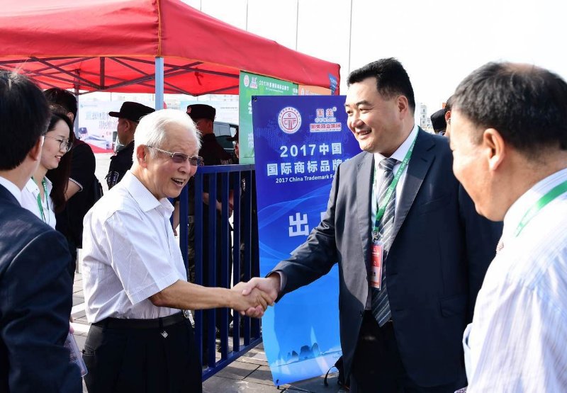 第十一届全国人大常委会副委员长周铁农与国美酒业集团董事长武玉杰