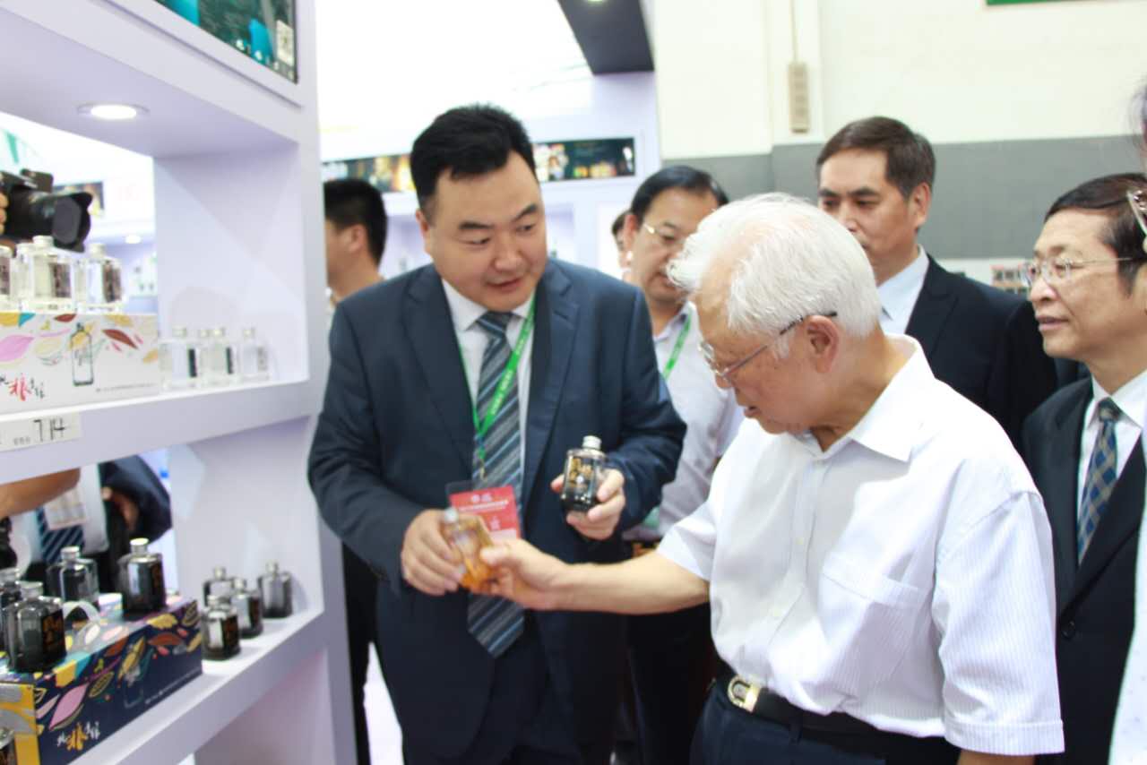 国美酒业集团董事长武玉杰向第十一届全国人大常委会副委员长周铁农