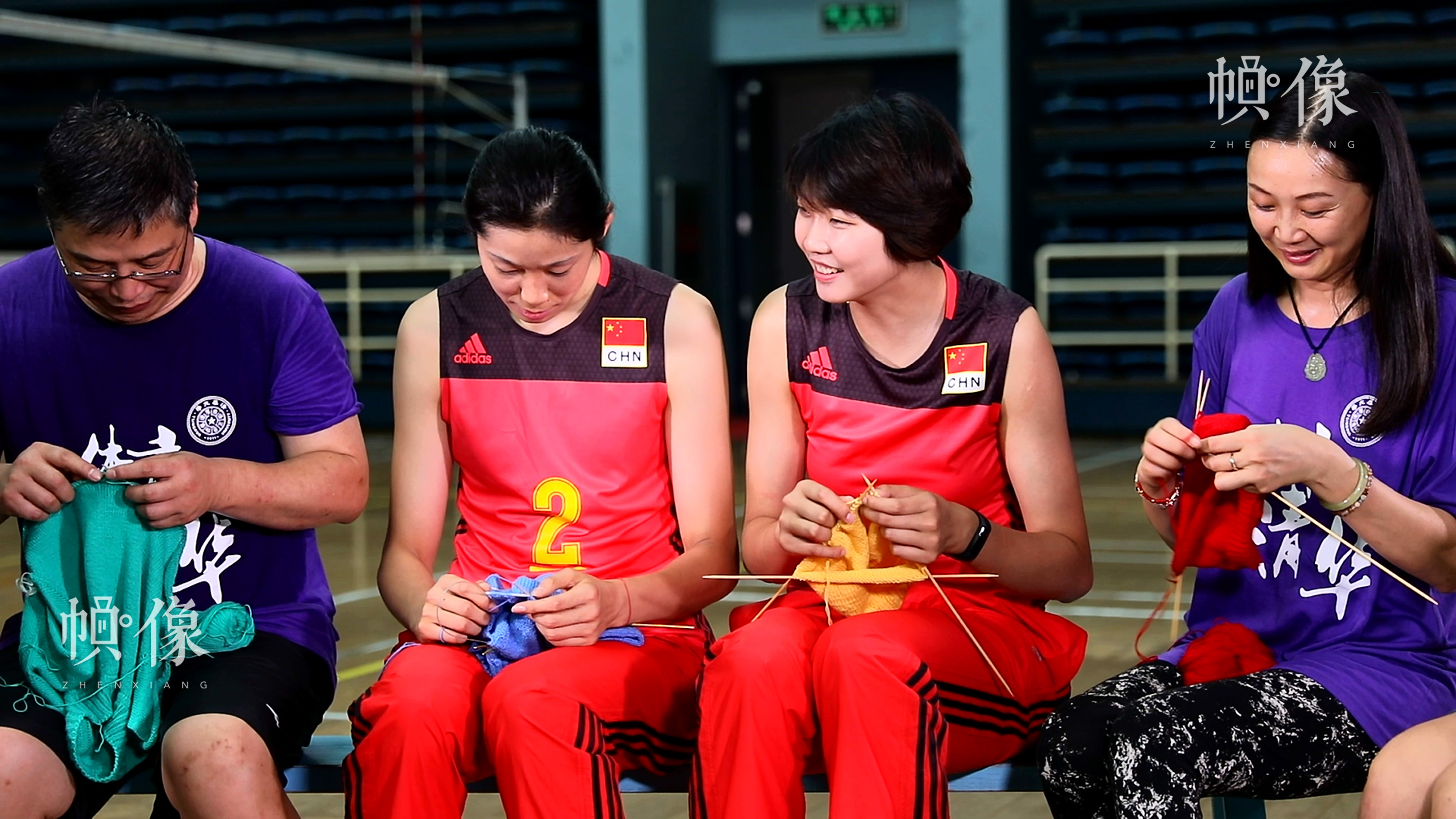 2017年8月13日，中国国家女子排球队队长朱婷和队员袁心玥和清华大学教授及排球协会的同学们助力中国儿童少年基金会“恒爱行动——百万家庭亲情一线牵”公益视频的拍摄。中国儿童少年基金会供图